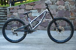 First Ride: Norco Team DH – 6 Links, Carbon Stays, & A World Cup Pedigree