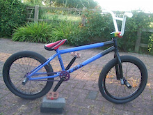Kink farside frame, fly cranks, rasta fit stem, colony unlucky 13s, mexican seat, macneil ID forks, proper sprocket, profile mini with full ti cassette, front profile with 10mm axel, gusset front rim, G-SPOrT ribcage rim, and KHE tyres