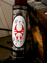 Nev teamed up with RT graphics to do a one off custom kona stinky after getting this crome stinkey from a cool guy. i had a brain wave of idears and color scemes for this so created my masterpeace. its still incomplete but most of its done need a red hope seat clamp and my outta gear cableing to arrive so prey for royal mails strikes to stop and it will be hear