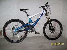 my dh bike for 2010
giant dh team + rock shox boxxer