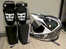 A look at the new Kali Aazis Plus 180mm knee/shin pad, with the Prana helmet.