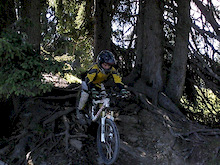 Rookie Freeride Camp: Mastering difficult roots in the wooden section of the "Hangman I" trail.