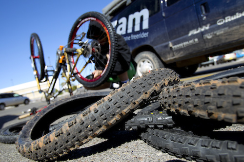 After all that punctures there came a judgement day when Gaspi's decided to change all his tires at the parking lot in front of Walmart in Albuquerque.
