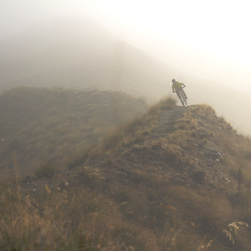 Might aswell kick this takeover off with a shot that is classic #NewZealand. 

@Traharn leans into the morning fog on "Rude Rock".  Queenstown's trail network

is constantly expanding whether it's Big Bikes, Adventure Bikes it's all good.

#HopkinsNZShred @oneindustries @onebike @661protection @ethicwatches

@clifbarcompany @norcobicycles photo| @mikejhopkins