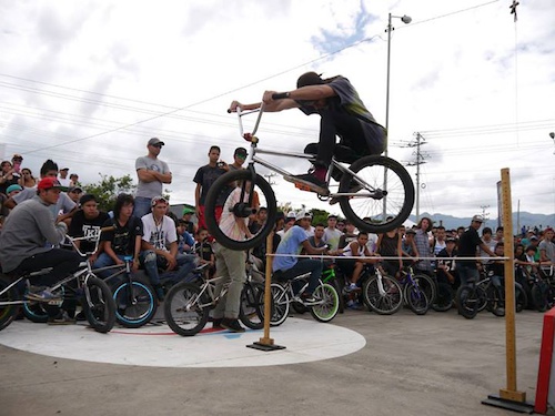 Yesterday at the International Bmx Day...  80cm haha love this pic