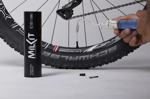 With milKit measuring and refilling sealant is easier than ever before: the tire stays at the rim, the air inside the tire and the hands clean