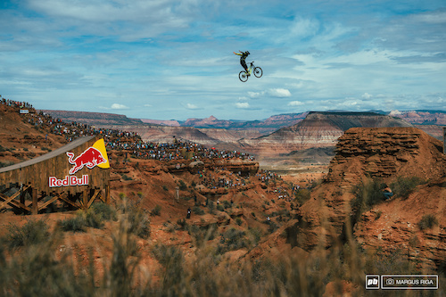 Remi Mettailer had the no-hander over the canyon gap dialled.