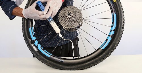 tubeless made easy: check and refill sealant without releasing air from the tire