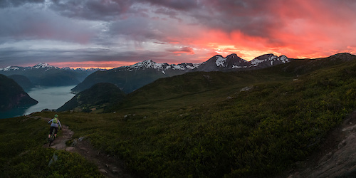 Sunset riding on Mefjellet, Møre og Romsdal, Norway.
Instagram.com/esphav