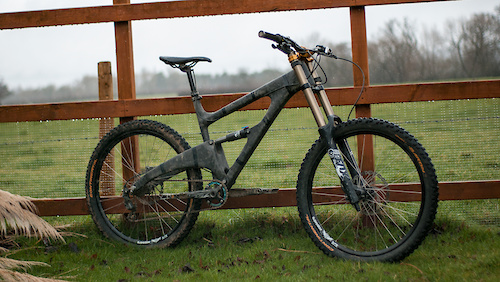 Experimenting with the homemade carbon 27.5 enduro frame in mini DH mode. 26" wheels and reduced travel 40's