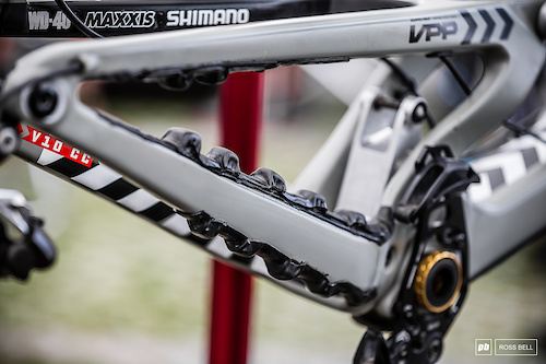 Loris Vergier's mechanic Pierre Alexandre has updated his chain slap solution to be chunkier.
