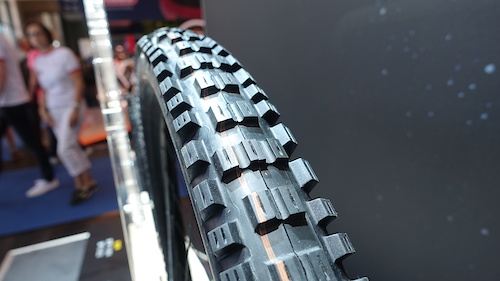 The knobs on the front tyre are direction-specific and run vertically along the tyre.