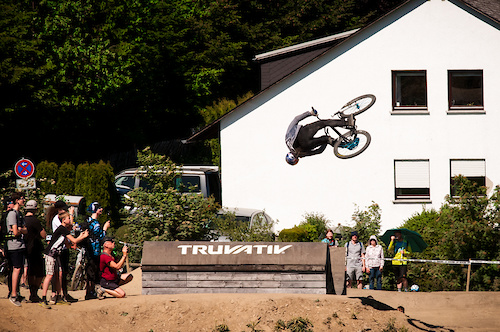 The move off the day, David Godziek throwing down a twister.