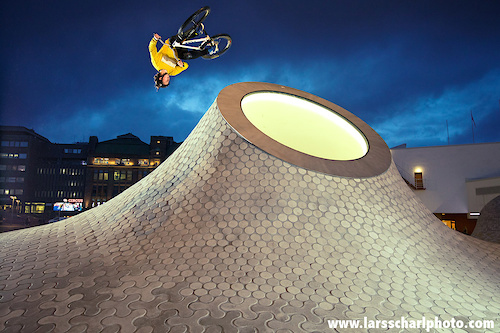 Antti with a flair into the Finnish late evening sky in front of the Amos Rex art museum in Helsinki's city centre. Such a cool spot!!! Printed in Freeride Magazin Germany.