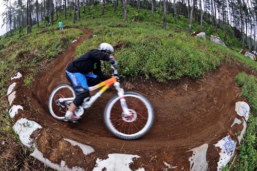 fisheye (10.5mm) shoot of the berm practice. specialized sxtrail - this time with supertacky compound.
