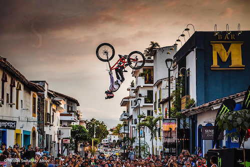 Antoni going large in Puerto Vallarta showing a set of Square Root wheels in flight.

Pic Credit: Nicolas Switalsky and Altius Events