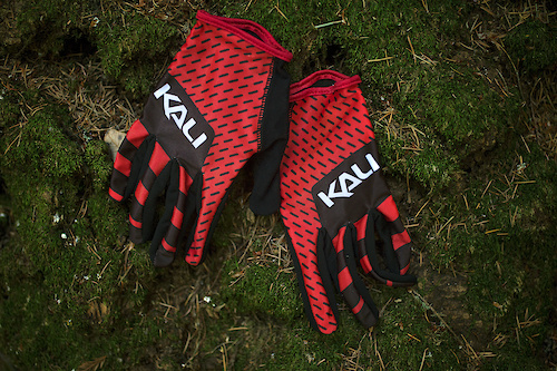 The Mission glove is an ultralight minimalist slip-on design for the rider seeking maximum comfort and total control.