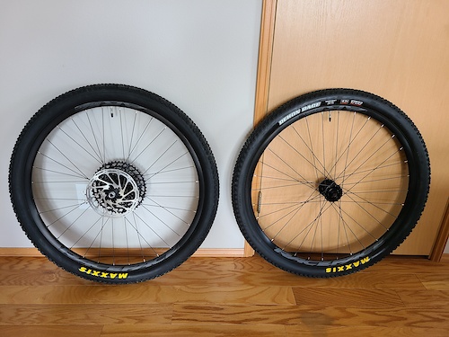2022 Raceface AR27 offset, Sram hubs, Rekon Race tires For Sale