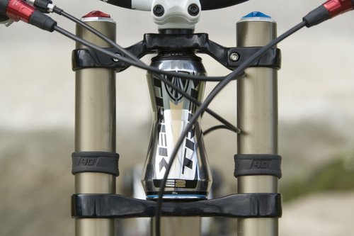E2 head tube