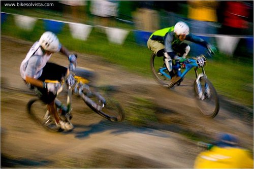 Brian Lopes nudges out Petr Hanak in the Dual Slalom semi-finals.