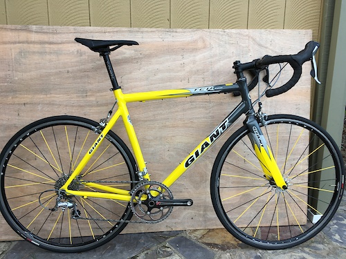 Used giant tcr best sale road bike for sale