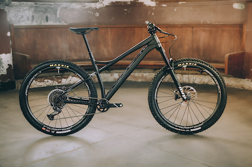 Banshee バンシー　パラドックスv.1　Ｌサイズ Banshee Paradox V3 Frame - Reviews, Comparisons, Specs