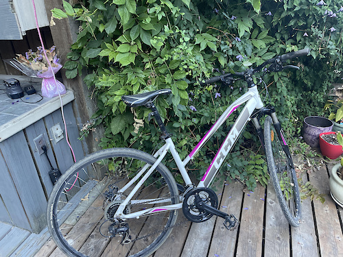 Ccm krossport cheap women's hybrid bike