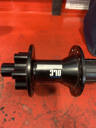 ☆超Rare スイスQuality　高性能DT Swiss 370 Radial フロントハブ 28H 未使用新品☆ aris-c_huf04400