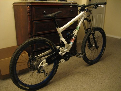 My new Commencal supreme dh EDITION LIMITED, and shock setting ready to race :)