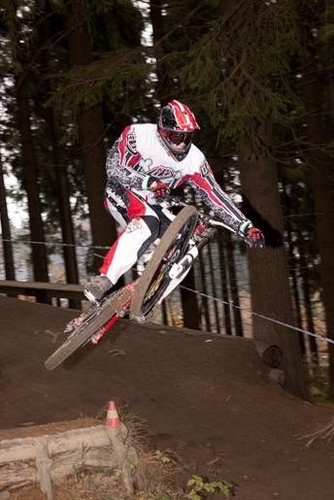 hip jump at the downhill track