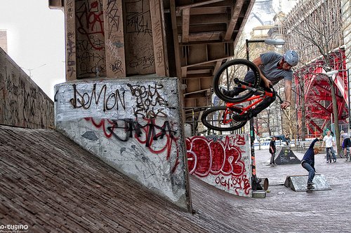 David Holzer shredding in the NYC streets... Finally some GREAT  Riding weather!!!!