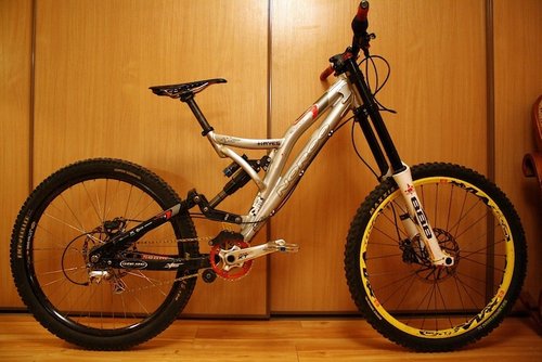 My bike - end of the year 2010 - Norco Team DH, DHX 5.0 Air, 888RC2X, Code, Shimano, Dartmoor, FSA stuff, NS Aerial Pro pedals.
17.79kg.