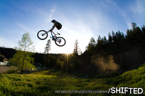 Jeremy Weiss with a big no foot can over the booter in Kelowna.
If you want to know whats going on with the film join our facebook group! Will be posting behind the scenes stuff in there as well. www.facebook.com/shiftedbikefilm