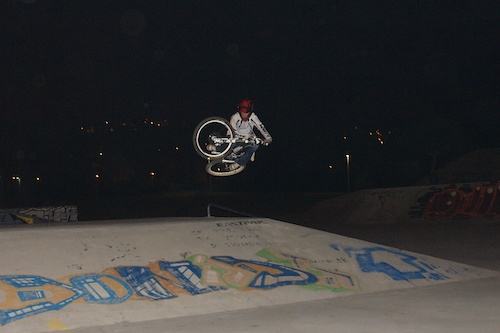 urban night ride, Table Top at small incline / photo by Tina :: www.ZEMTB.pt.vu ::
