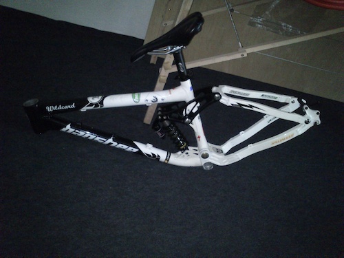 After painting,
with x-fusion shock from the "old" frame,
with 8 new bearings,
+ few stickers
Should be ready... soon(?)