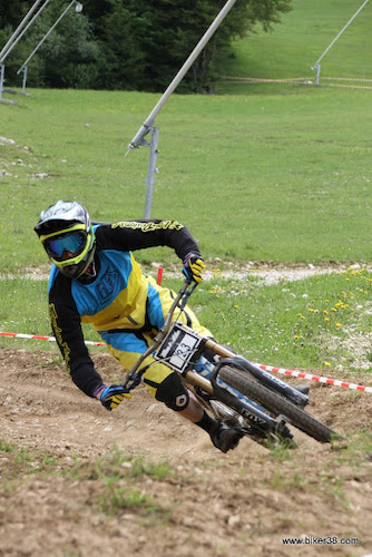 Dh racing during training