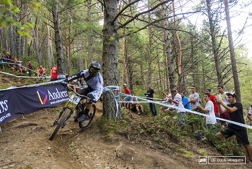Shimmy-shammy! Richie Rude in full control and walking the fine line between ragged perfection and disaster that is DH racing on the World Cup.