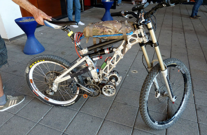 e dh bike