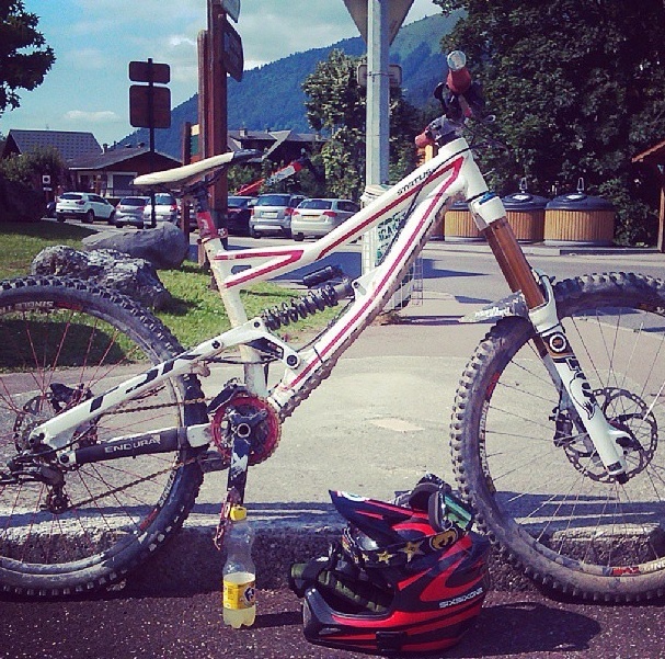 Here's a most up to date of my status with my sun rims single tracks and hope pro2 hubs in red, on my status in morzine...This bike is currently up for sale so if u like let me know.
cheers :D