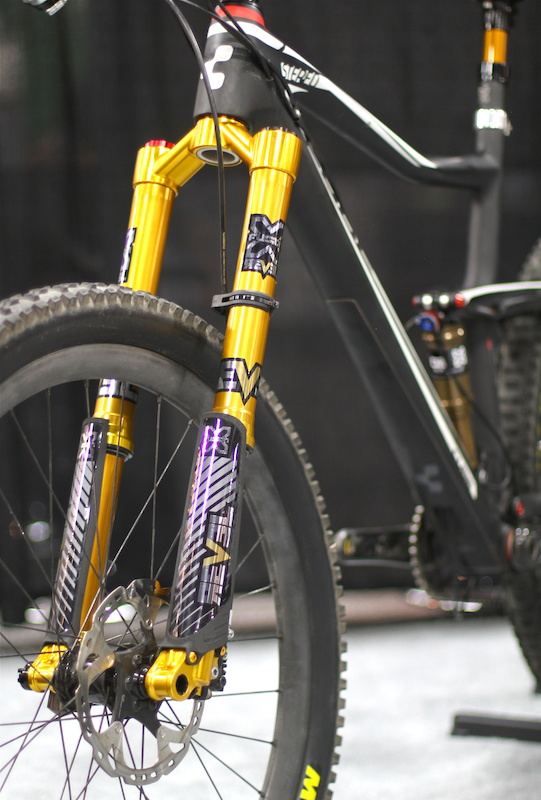 X-Fusion Revel HLR: golden upside-down enduro fork