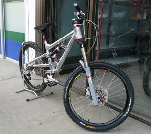 Chuang Cycle DH2009
Handmade in Thailand