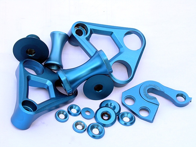 Anodizing done by 13bikes! 

Small parts and linkages for Commencal Meta Super 4. 

Some imperfections on spacers are visiable (alloy from which these are made is poor quality that's why it happend). These will be covered by bolts.