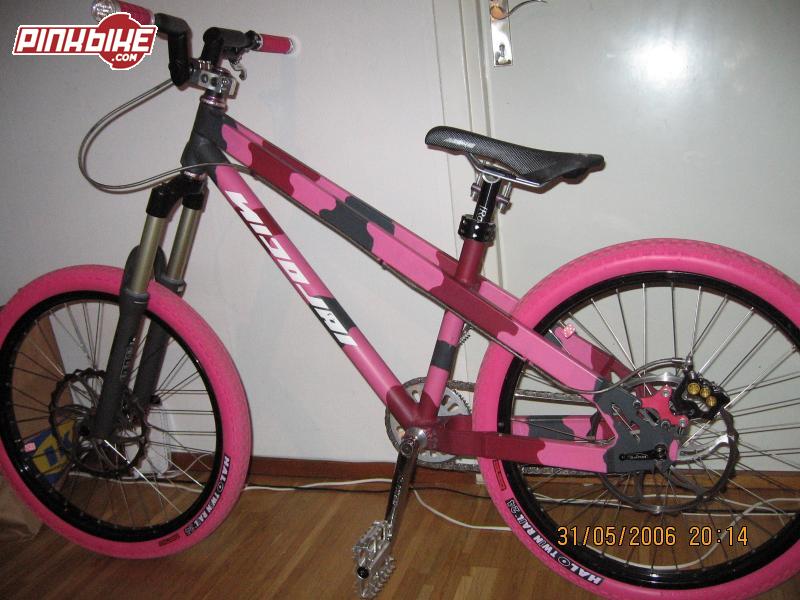 Sneak preview of my Nicolai...newer pics will be up soon with many new parts. New rims with pink chris king hubs and ti spokes,new pink profile stem and a lowered 66rc....and some other stuff.