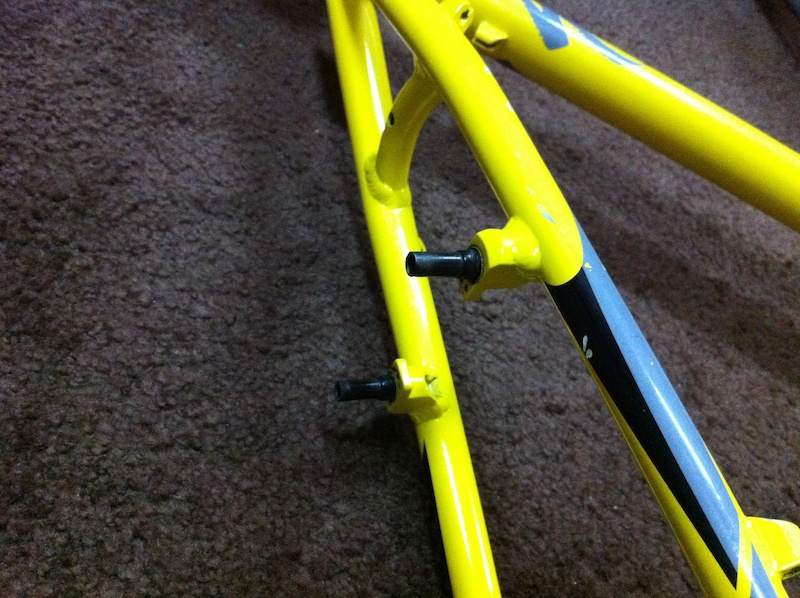 Used Specialized Hardrock Frame 21" 2010 Yellow/Black. Comes with the rear derailleur hanger and headset crown. Disc Brakes and V-Brakes ready.