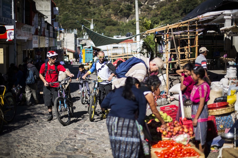 El equipo instaló su campamento base en Antigua, uno de los tesoros del país y declarado Patrimonio de la Humanidad por la UNESCO.  Sus calles adoquinadas y casas de colores brillantes están dominadas por tres volcanes Agua 3.766m Fuego 3.763m y Acatenango 3.976m.  A 1.000 metros sobre el nivel del mar, la ciudad está idealmente posicionada para un fácil acceso a diferentes lugares turísticos y llena de actividades en la mejor tradición guatemalteca.