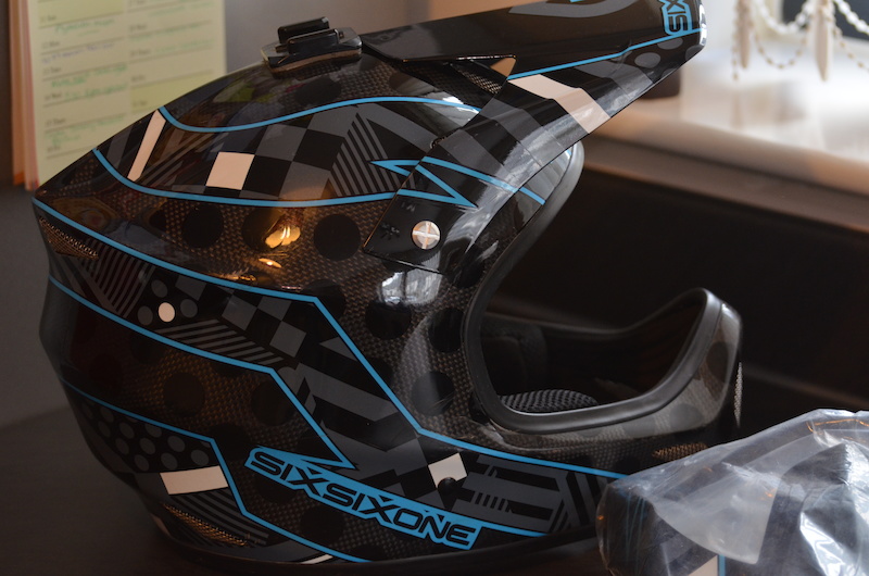 0 661 EVO CARBON DOWNHILL HELMET LID WITH BAG AND BOX