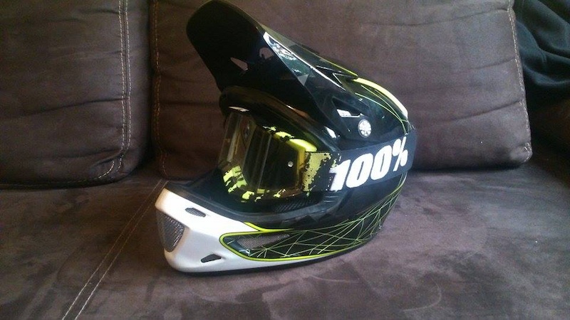 brand new set to protect my head, Specialized dissident comp + 100% accuri goggles