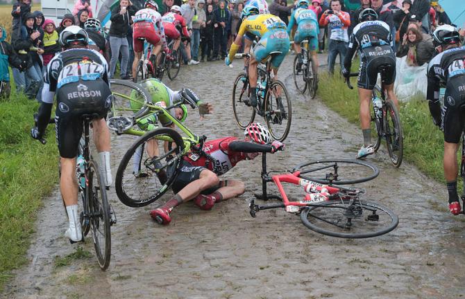 The tumble of Jurgen Van Den Broeck (Lotto Belisol) was one of the few that happened on the cobbles... 

Photo credit © Bettini Photo