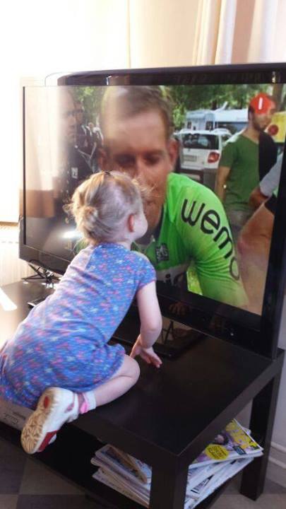 Bauke Mollema gets a kiss from his daughter