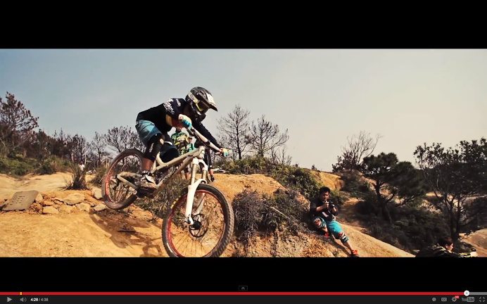 Ride with Angie Hohenwarter 
Snapshot from mtbfreeridetv video

Angie #Asiaventure - Episode 1 - Taichung
http://youtu.be/TpBmiVXjmOY﻿


#LEZYNE #Lyzen #taipeimtb #taiwanmtb #taiwan 

Angie Facebook
https://www.facebook.com/Angie8Hohenwarter﻿